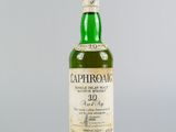 une bouteille de whisky single malt Laphroa sur fond gris