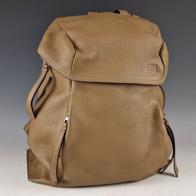 l'arrière d'un sac à dos beige muni d'une fermeture éclair