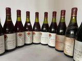 plusieurs bouteilles de vin sont alignées sur une table