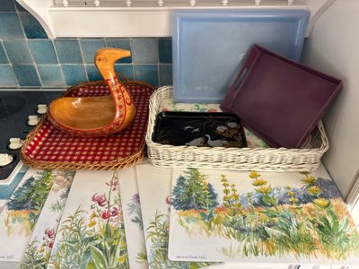 de nombreux sets de table posés sur le plan de travail de la cuisine