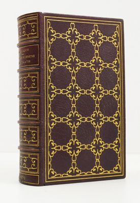un vieux livre dont la couverture est ornée d'un motif doré