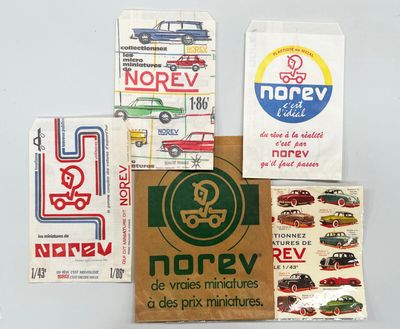 de nombreux types de papier et d'autocollants sur la table