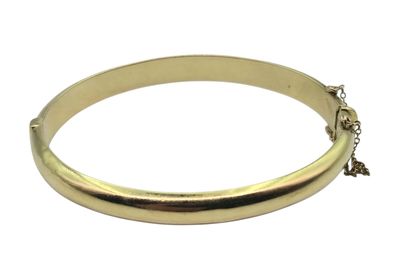bracelet rigide plaqué or avec une chaîne, sur fond blanc