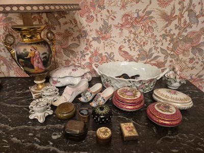 une table sur laquelle se trouvent une lampe, un bol, une assiette et d'autres objets