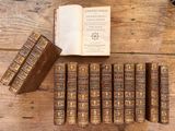plusieurs vieux livres sont alignés sur une table en bois