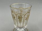 un verre orné d'un motif doré
