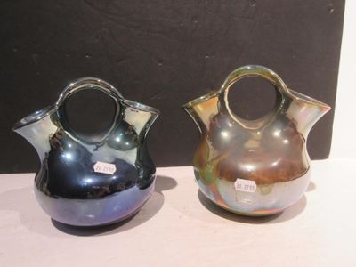 deux vases posés côte à côte sur une table
