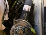 une boîte contenant une machine et quelques papiers
