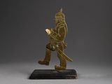 figurine en bronze représentant un homme muni d'une épée, posée sur un socle en marbre