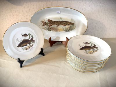 trois assiettes ornées de motifs de poissons, posées sur une table