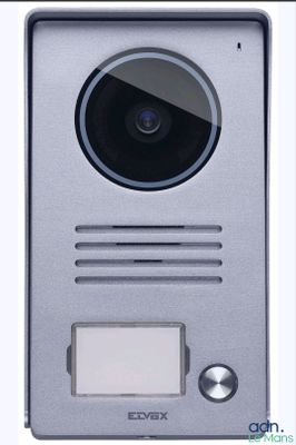 un gros plan d'un interphone vidéo équipé d'une caméra