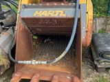 une petite machine posée à côté d'un tas de vieilleries
