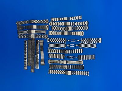 de nombreux modèles de bracelets de montre sur fond bleu