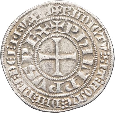 Gros plan sur une pièce de monnaie portant une croix