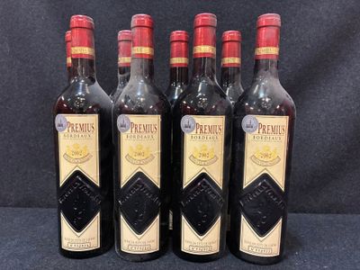 quatre bouteilles de vin sont alignées sur une surface noire