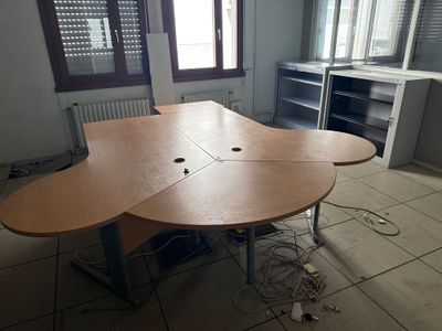 une table dont le plateau a la forme d'une fleur, placée au milieu d'une pièce