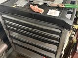 une photo d'un établi dans un atelier où se trouvent de nombreux outils