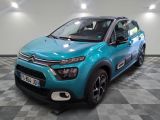 une citrole bleue garee sur le sol en damier d'un garage