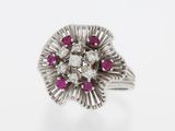 gros plan d'une bague en diamant et rubis sur fond blanc