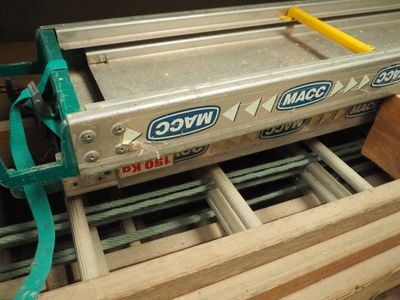 une image d'une machine qui travaille sur un morceau de bois