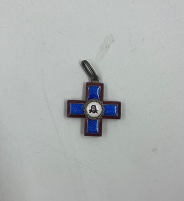 un gros plan d'une croix sur laquelle figure l'image d'un homme