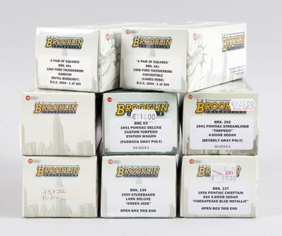 six boîtes de « broochin » sont empilées les unes sur les autres