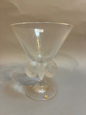 un saladier en verre transparent orné d'un motif floral