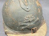 un casque posé sur une table