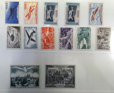 beaucoup de timbres accrochés au mur d'une pièce