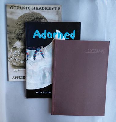 deux livres posés sur une table