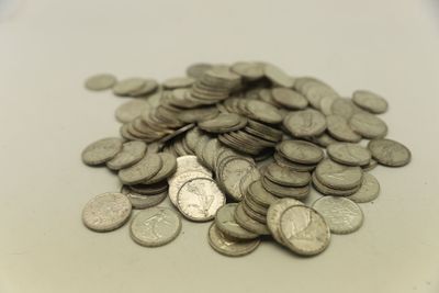 une pile de pièces de monnaie posée sur une table