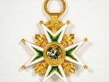 une étoile dorée ornée de motifs verts et blancs