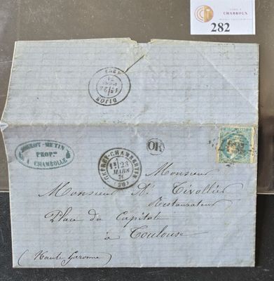 une feuille de papier sur laquelle sont apposés des timbres, posée sur une table