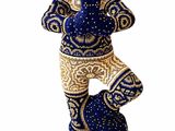 statue bleue et dorée représentant une femme coiffée d'un chapeau