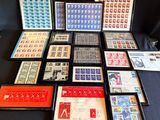 de nombreux types de timbres différents exposés sur une table