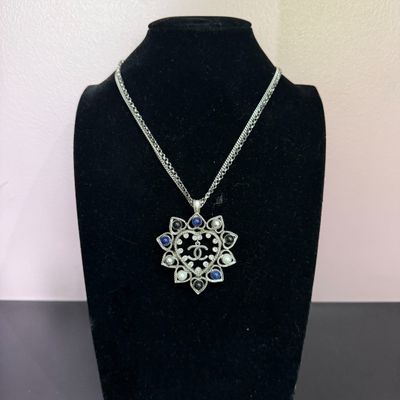 Collier CHANEL pendentif Coeur métal vieilli, Perles et Stra…