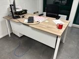 un bureau sur lequel se trouvent un ordinateur, un clavier, une souris et une imprimante