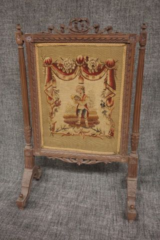 Ecran de cheminée de style Louis XVI en bois sculpté garni de tap...