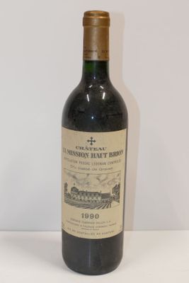 une bouteille de vin posée sur une table