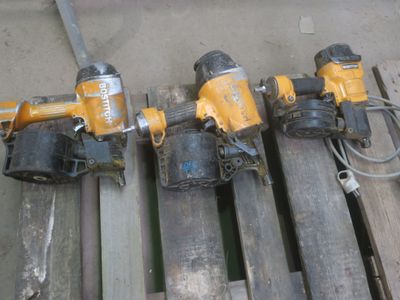3 cloueurs BOSTITCH pneumatiques, lot judiciaire, Mise à pri… - Photo 1