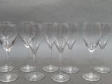 six verres à vin vides alignés sur une table