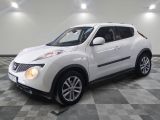 une photo d'un SUV Nissan blanc garé dans un garage