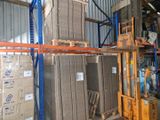 Les cartons sont empilés sur des palettes dans un entrepôt à l'aide d'un chariot élévateur.