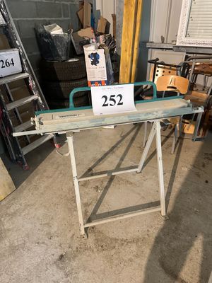 une table sur laquelle est posé un panneau, dans un garage