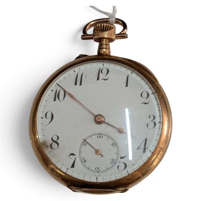 un gros plan d'une vieille montre de poche sur fond blanc