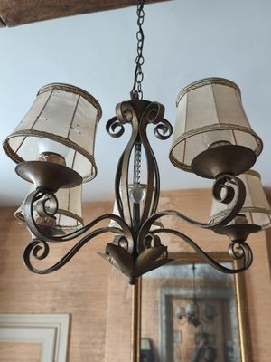un lustre à trois lampes suspendu au plafond