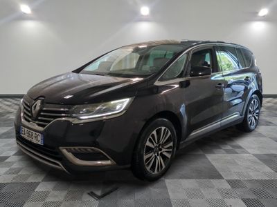 la voiture grise est garée dans le garage sur un sol en damier