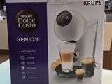 emballage d'une machine à café posée sur une table dans un café