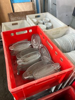 de nombreux plats et bols en plastique dans une boîte rouge