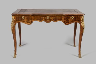 une petite table avec un plateau en bois et des ornements dorés sur les pieds